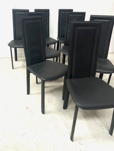 Suite de huit chaises design en cuir noir XX siècle
