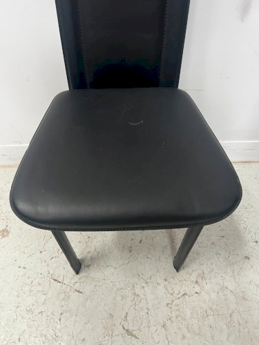 Suite de huit chaises design en cuir noir XX siècle