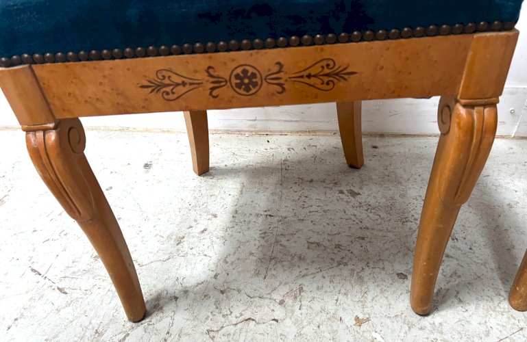 Suite de quatre chaises de style Charles X en bois d'érable XX siècle