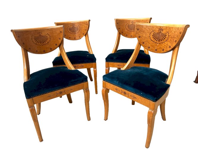 Suite de quatre chaises de style Charles X en bois d'érable XX siècle