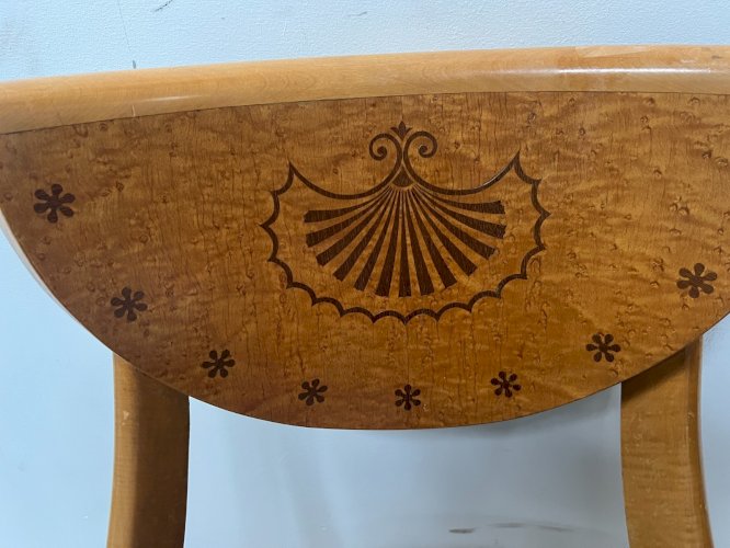 Suite de quatre chaises de style Charles X en bois d'érable XX siècle