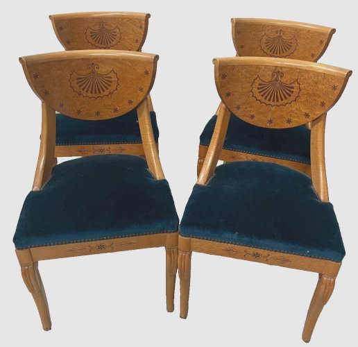 Suite de quatre chaises de style Charles X en bois d'érable XX siècle