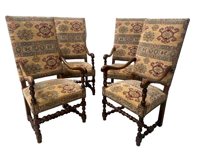 Suite de quatre fauteuils de style Louis XIII a haut dossier XX siècle