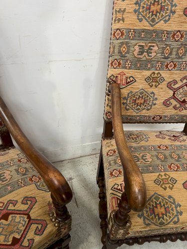 Suite de quatre fauteuils de style Louis XIII a haut dossier XX siècle