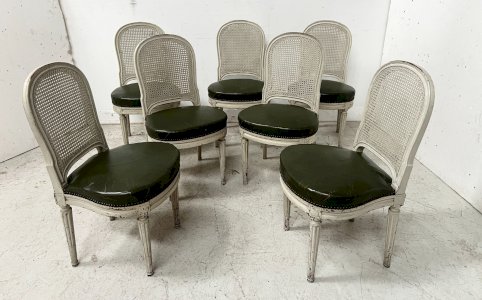 Suite de sept chaises de style Louis XVI en hétre patiné XX siècle