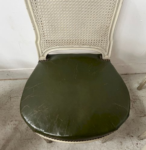 Suite de sept chaises de style Louis XVI en hétre patiné XX siècle