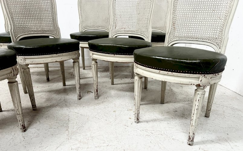 Suite de sept chaises de style Louis XVI en hétre patiné XX siècle