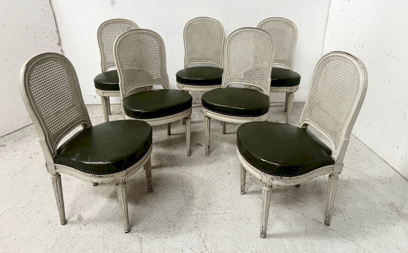 Suite de sept chaises de style Louis XVI en hétre patiné XX siècle