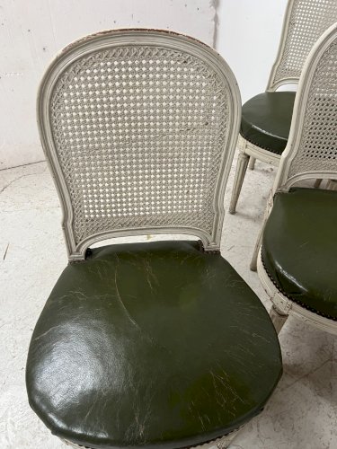 Suite de sept chaises de style Louis XVI en hétre patiné XX siècle