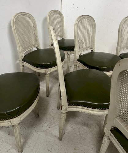 Suite de sept chaises de style Louis XVI en hétre patiné XX siècle