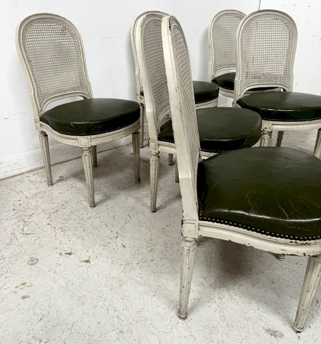 Suite de sept chaises de style Louis XVI en hétre patiné XX siècle