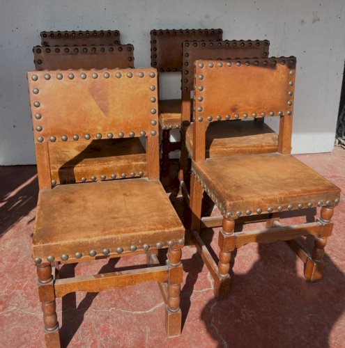 Suite de six chaises de style Renaissance en chene XX siècle