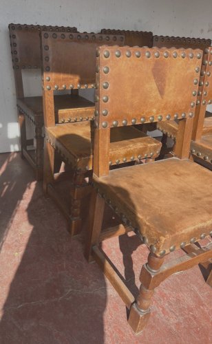Suite de six chaises de style Renaissance en chene XX siècle