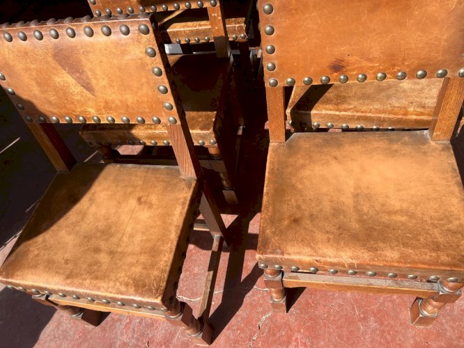 Suite de six chaises de style Renaissance en chene XX siècle