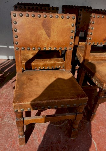 Suite de six chaises de style Renaissance en chene XX siècle