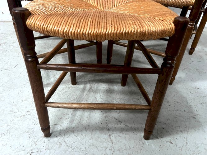 Suite de six chaises rustiques a assises en paille XX siècle