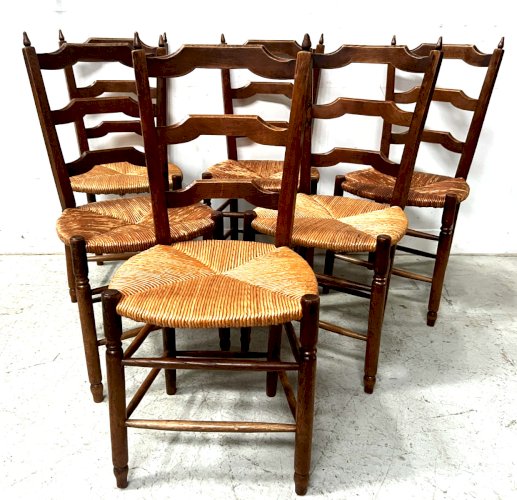 Suite de six chaises rustiques a assises en paille XX siècle