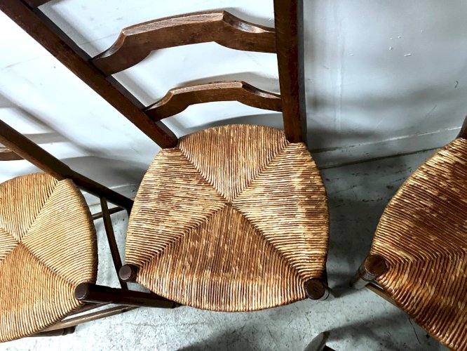 Suite de six chaises rustiques a assises en paille XX siècle