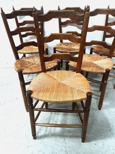 Suite de six chaises rustiques a assises en paille XX siècle