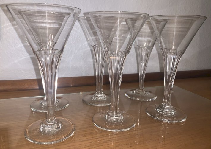 suite de six flûtes champenoises jambe creuse art déco verre soufflé taillé