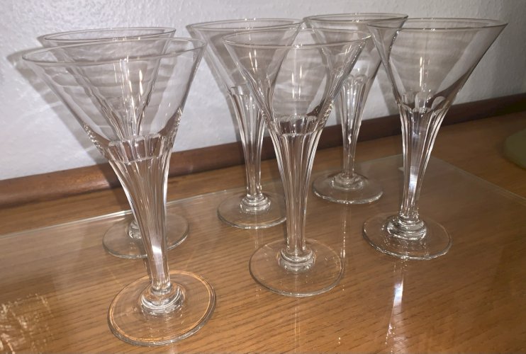 suite de six flûtes champenoises jambe creuse art déco verre soufflé taillé