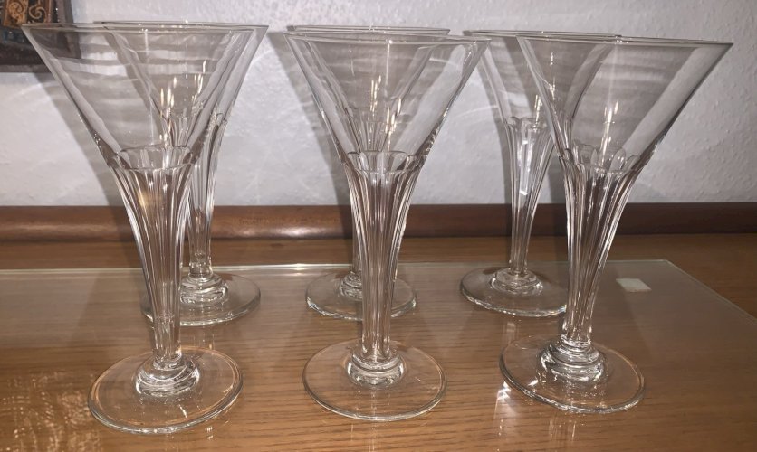 suite de six flûtes champenoises jambe creuse art déco verre soufflé taillé