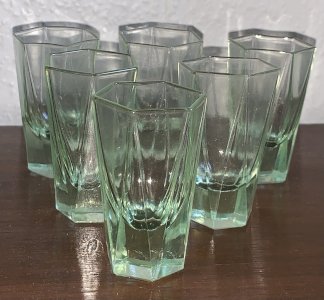 Suite de six verres à liqueur art déco en ouraline