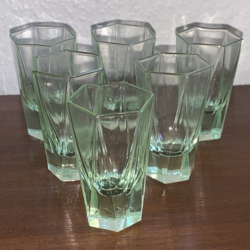 Suite de six verres à liqueur art déco en ouraline