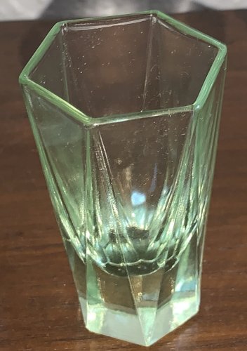 Suite de six verres à liqueur art déco en ouraline