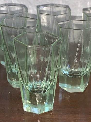 Suite de six verres à liqueur art déco en ouraline