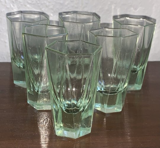 Suite de six verres à liqueur art déco en ouraline