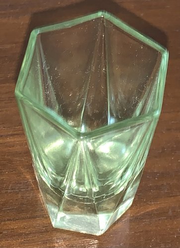 Suite de six verres à liqueur art déco en ouraline