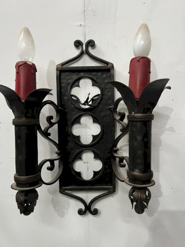 Suite de trois appliques de style renaissance en fer forgé XX siècle