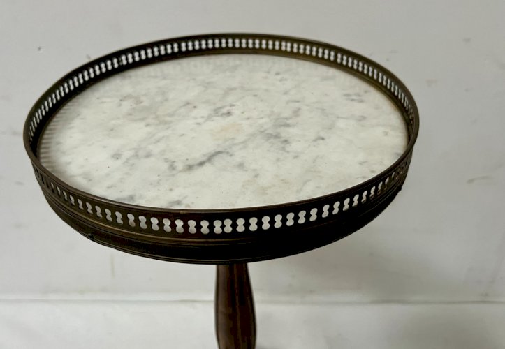 Suite de trois bout de canapé de style Louis XVI en bois et marbre XX siècle