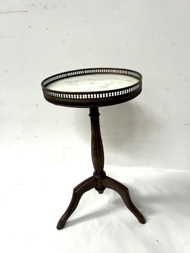 Suite de trois bout de canapé de style Louis XVI en bois et marbre XX siècle