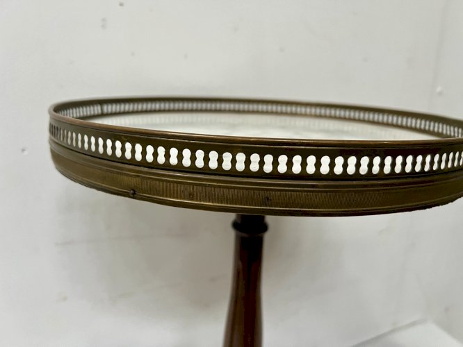 Suite de trois bout de canapé de style Louis XVI en bois et marbre XX siècle