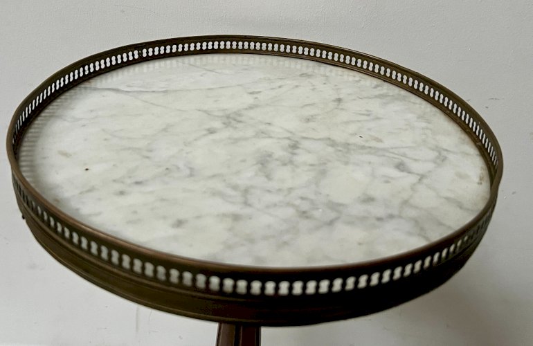 Suite de trois bout de canapé de style Louis XVI en bois et marbre XX siècle