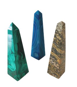 Suite de trois obélisques en pierre du Bresil, d'agate bleue et Malachite XX siè