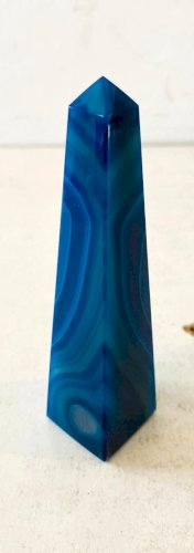 Suite de trois obélisques en pierre du Bresil, d'agate bleue et Malachite XX siè