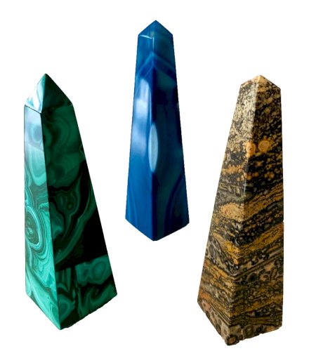 Suite de trois obélisques en pierre du Bresil, d'agate bleue et Malachite XX siè