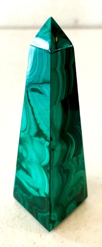 Suite de trois obélisques en pierre du Bresil, d'agate bleue et Malachite XX siè