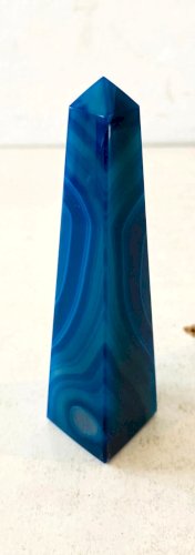 Suite de trois obélisques en pierre du Bresil, d'agate bleue et Malachite XX siè