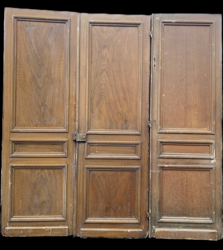 belle porte double face à mouluration en sapin massif avec bâti. XIX siècle