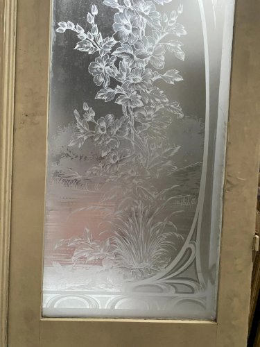 Suite de trois portes de séparation Art nouveau en bois et verre gravé XX siècle