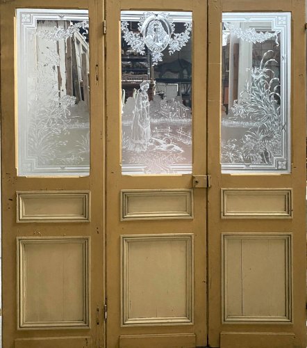 Suite de trois portes de séparation Art nouveau en bois et verre gravé XX siècle