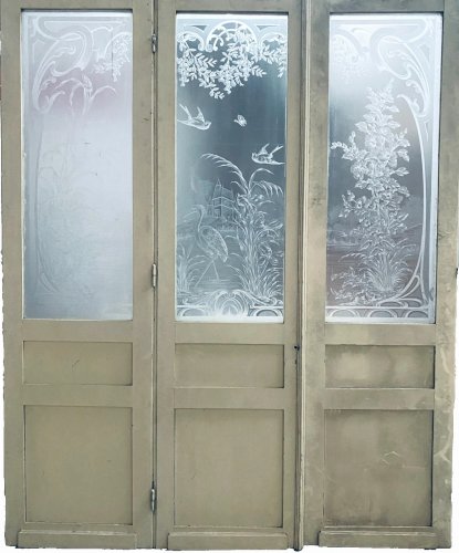 Suite de trois portes de séparation Art nouveau en bois et verre gravé XX siècle