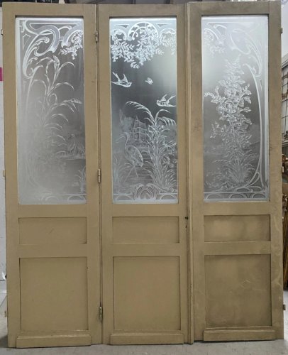 Suite de trois portes de séparation Art nouveau en bois et verre gravé XX siècle
