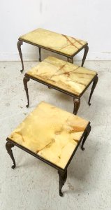 Set of three nesting tables in onyx and brass, 20th century.