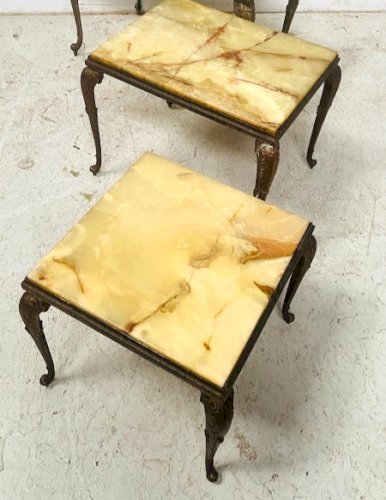 Suite de trois tables gigognes en onyx et laiton XX siècle
