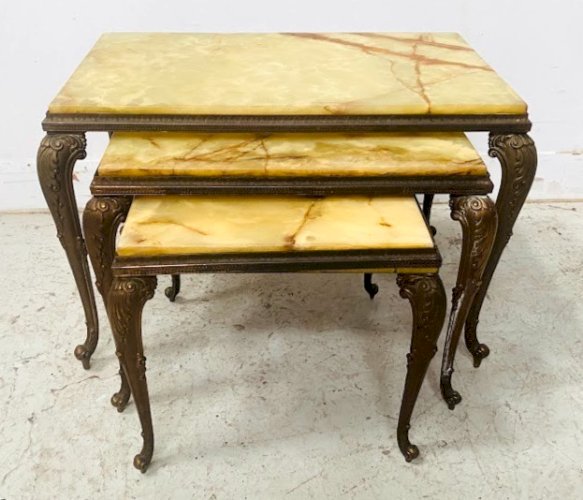Suite de trois tables gigognes en onyx et laiton XX siècle